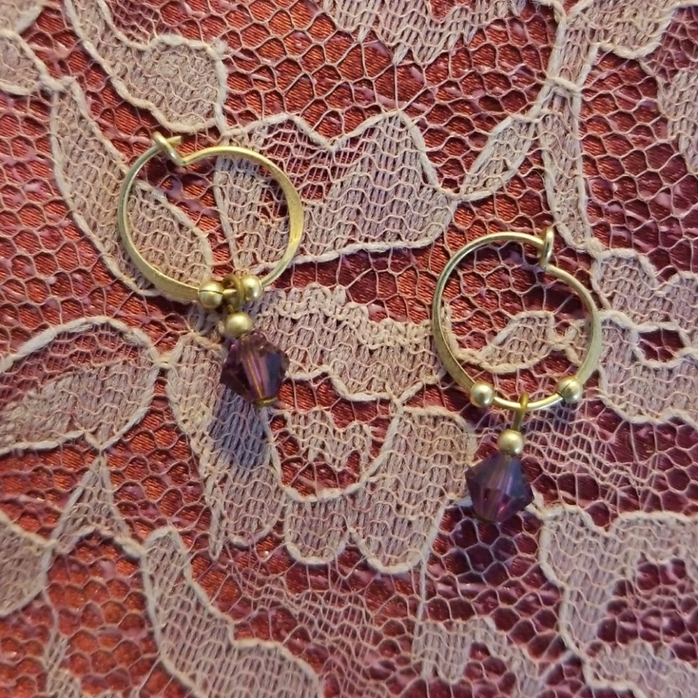 Small earrings in gold and purple